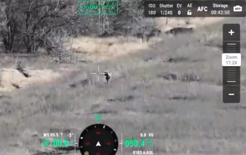 Photo of video | Cum să nu încerci să dobori o dronă: Accident bizar suferit de un soldat rus pe front